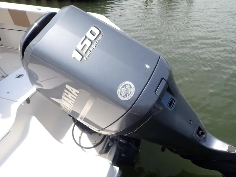 Slide: The Image of 2014 Robalo R200 Center Console with Yamaha 150 outboard motor on water. - 20