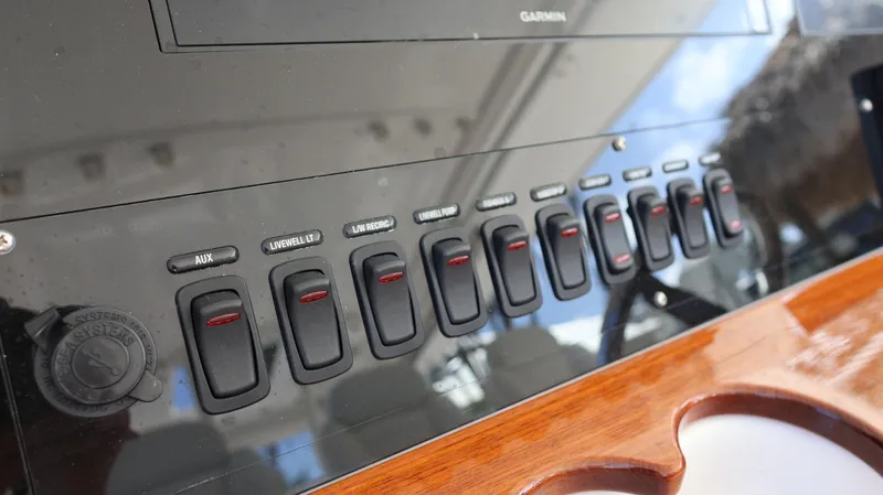 Slide: The Image of Everglades 435 Center Console 2019 - 52