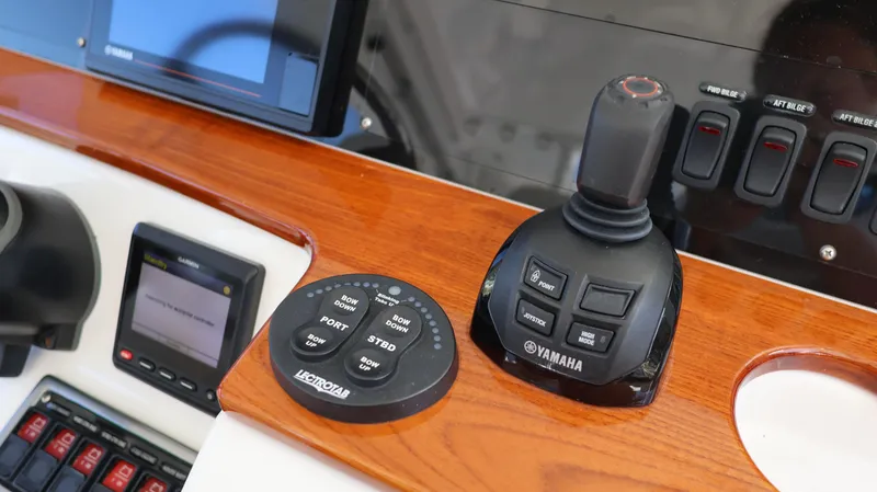 Slide: The Image of Everglades 435 Center Console 2019 - 53