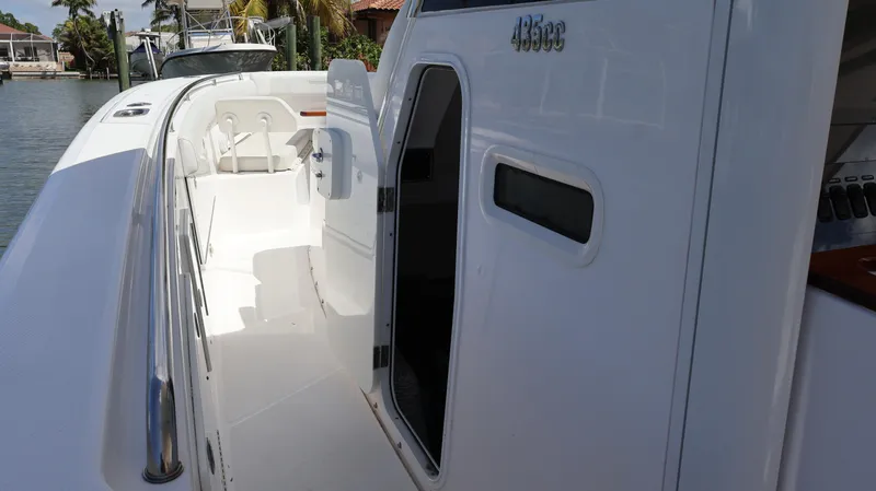 Slide: The Image of Everglades 435 Center Console 2019 - 61