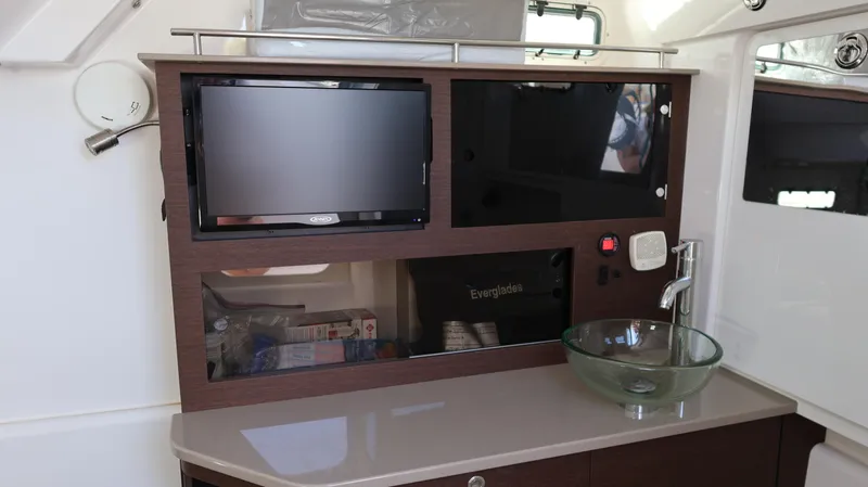 Slide: The Image of Everglades 435 Center Console 2019 - 62