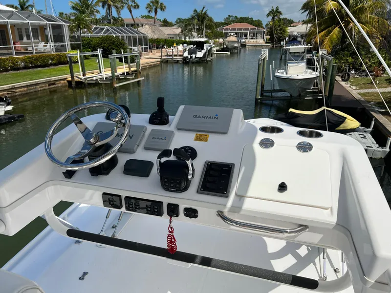 Slide: The Image of Everglades 435 Center Console 2019 - 71