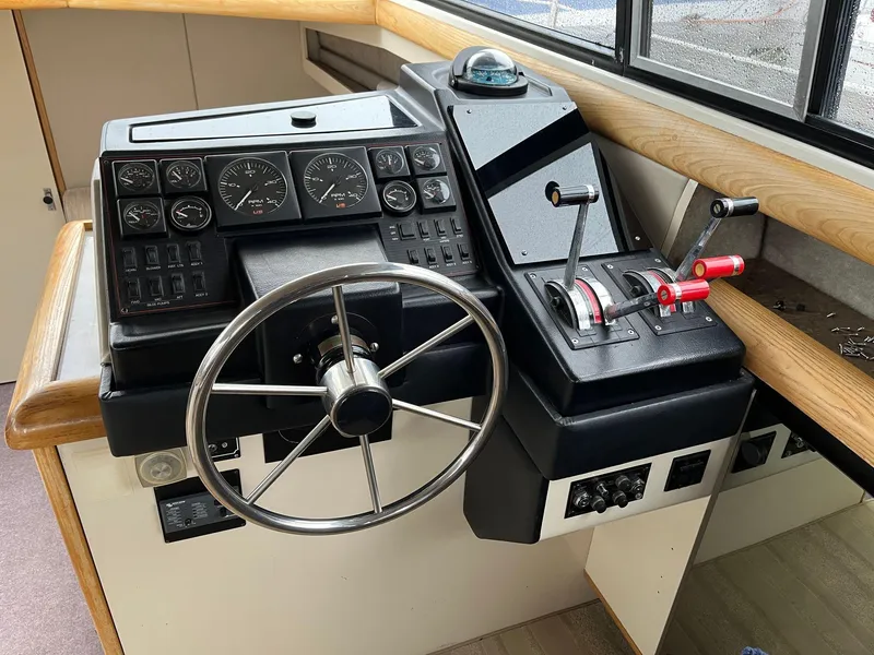 Slide: The Image of Bayliner 4387 - Helm - 10