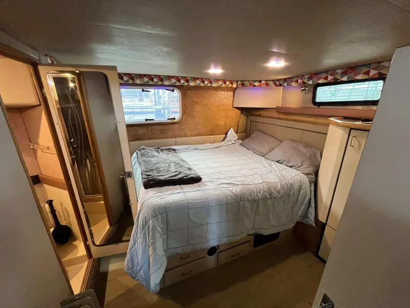 Slide: The Image of Bayliner 4387 - Aft Cabin - 7