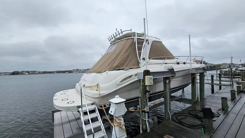 Slide: The Image of Sea Ray 410 Express Cruiser 2003 - 59