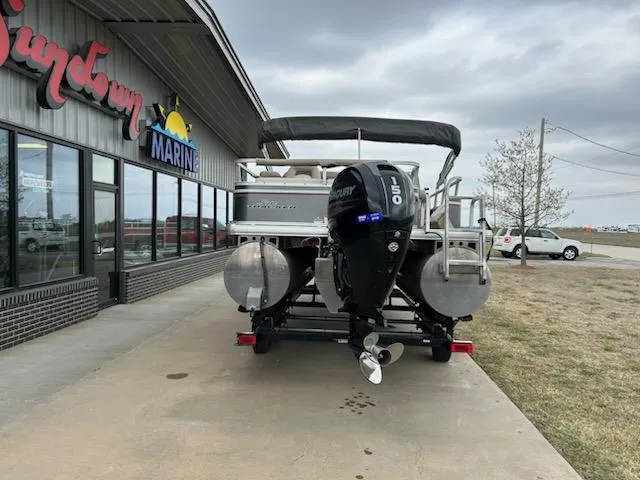 Slide: The Image of 2015 Sun Tracker fb22X3 pontoon boat outside Sundown Marine dealership. - 4