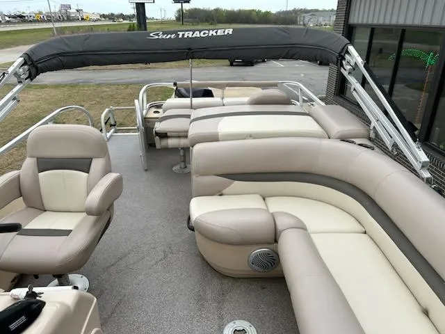 Slide: The Image of 2015 Sun Tracker fb22X3 pontoon boat with beige seating and canopy. - 7