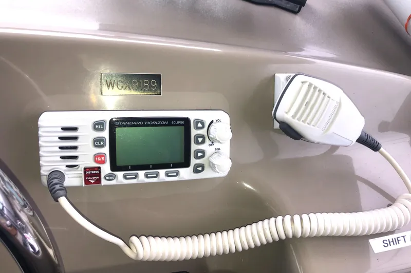 Slide: The Image of VHF radio and microphone on 1997 Bayliner 3988 Motor Yacht dashboard. - 28