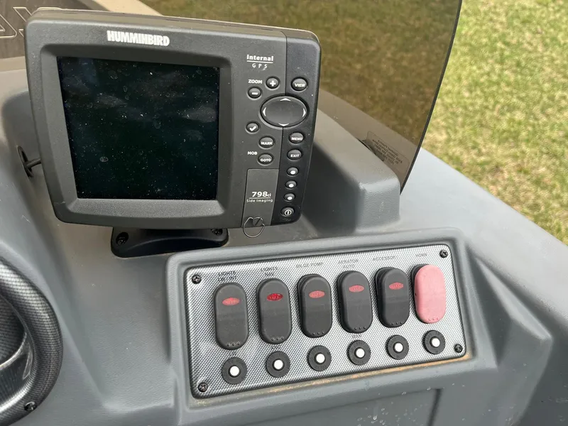 Slide: The Image of Control panel of 2010 Alumacraft Navigator 175 CS with Humminbird fish finder. - 15