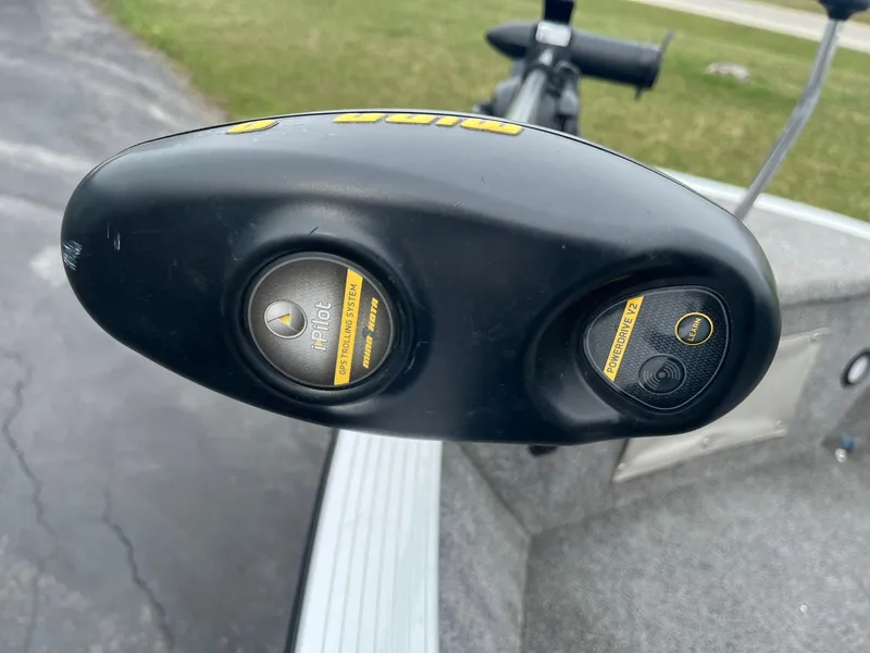 Slide: The Image of Trolling motor control on 2010 Alumacraft Navigator 175 CS boat, close-up view. - 27