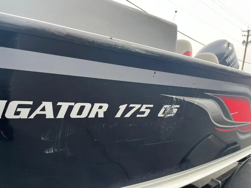 Slide: The Image of 2010 Alumacraft Navigator 175 CS boat with Yamaha engine, side view. - 31