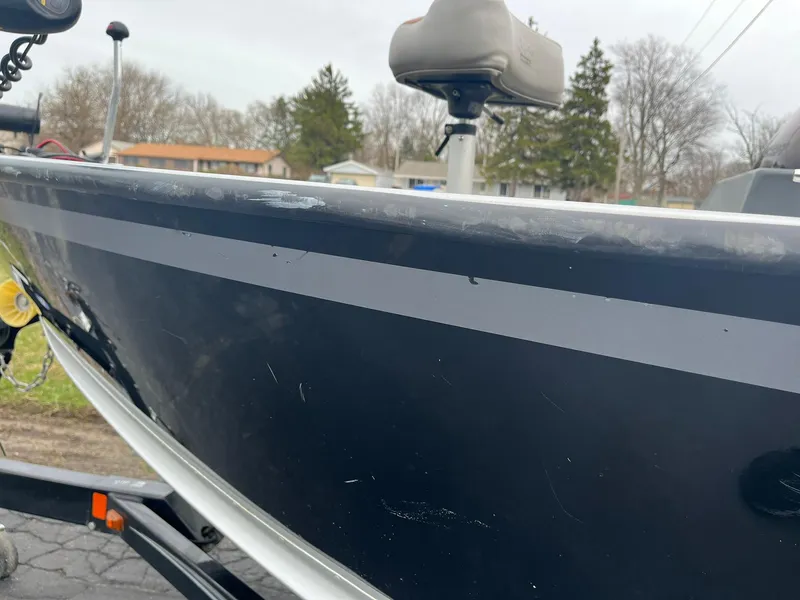 Slide: The Image of 2010 Alumacraft Navigator 175 CS boat on trailer, close-up view. - 33