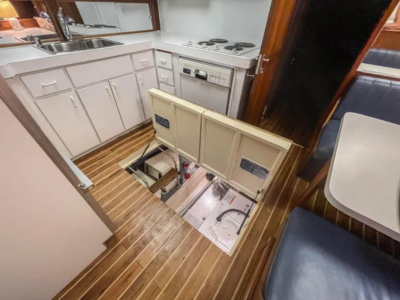 Slide: The Image of Hatteras 53 Motoryacht 1984 - 71