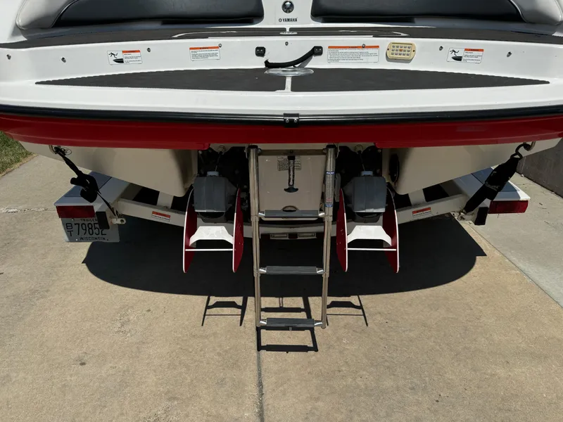 Slide: The Image of 2006 Yamaha Boats AR 210 rear view with ladder and dual engines. - 9