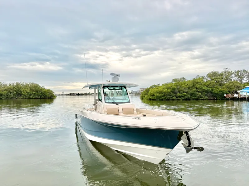 Slide: The Image of Boston Whaler 360 Outrage 2026 - 10