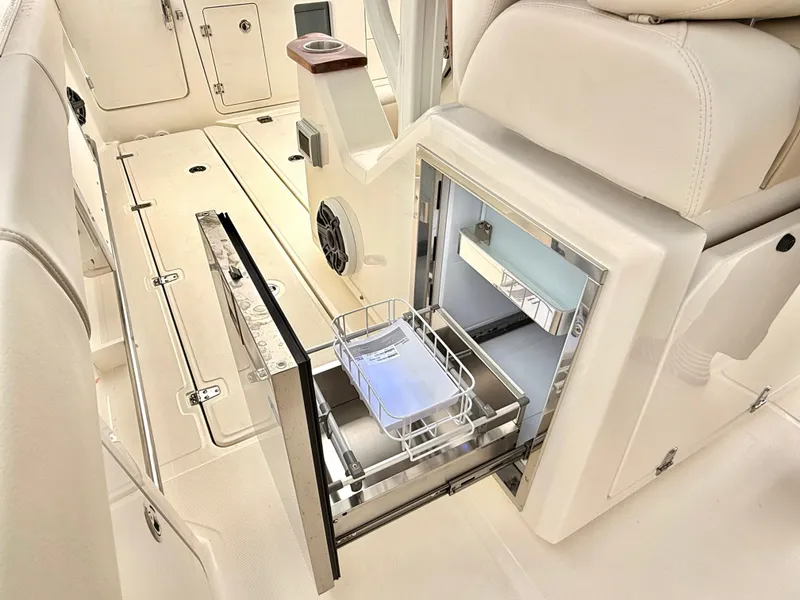 Slide: The Image of Boston Whaler 360 Outrage 2026 - 46