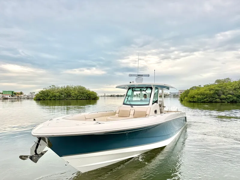 Slide: The Image of Boston Whaler 360 Outrage 2026 - 8