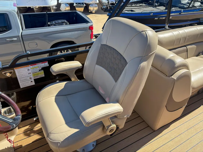 Slide: The Image of Captain's chair on 2019 Trifecta 25 RF SS 3.0+ pontoon boat, beige upholstery. - 16
