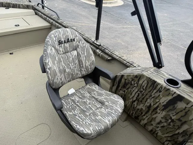 Slide: The Image of SeaArk 240 Protoge' / SUZUKI DF250 2025 - 13