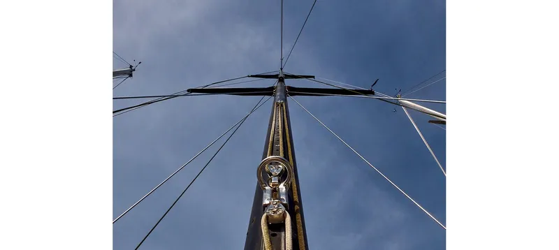 Slide: The Image of Mast of 1980 Sceptre 36 Brandywine sailboat against a clear blue sky. - 5