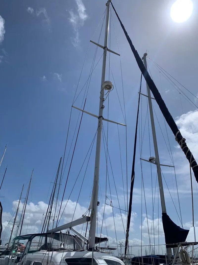 Slide: The Image of Sailboat mast of 2007 Catalina Morgan 440 under clear blue sky. - 36