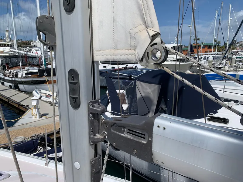Slide: The Image of Sailboat mast and rigging on a 2007 Catalina Morgan 440 at a marina. - 40