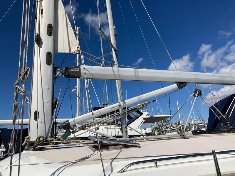Slide: The Image of 2007 Catalina Morgan 440 sailboat mast and rigging against a clear blue sky. - 5