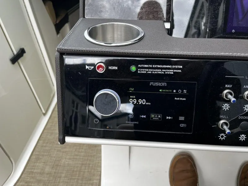 Slide: The Image of Sea Ray SDX 270 2021 - 7