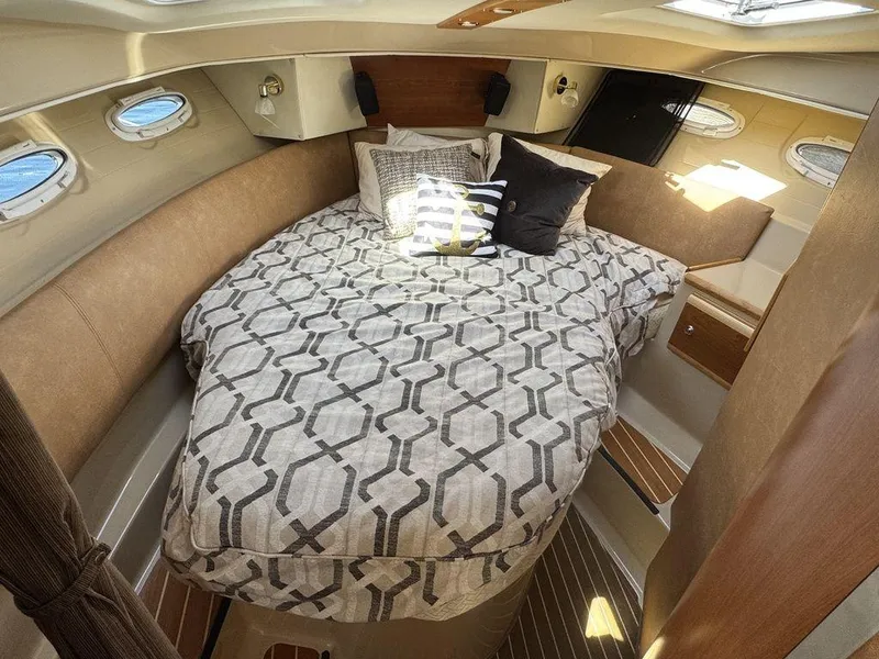 Slide: The Image of Cutwater 30-S 2016 - 16