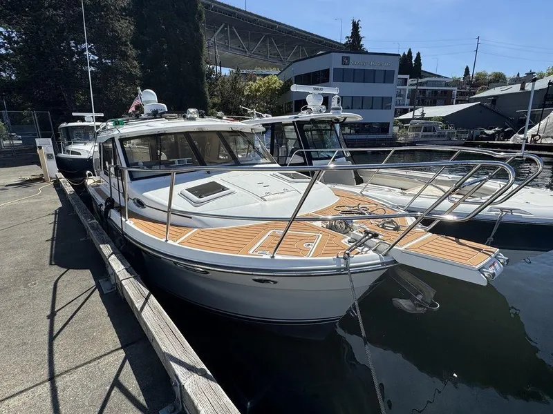 Slide: The Image of Cutwater 30-S 2016 - 3