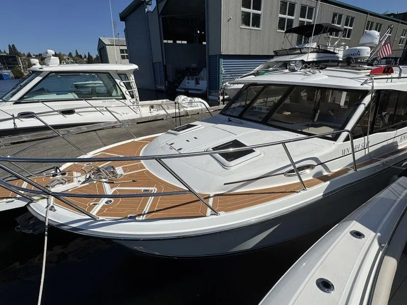 Slide: The Image of Cutwater 30-S 2016 - 4