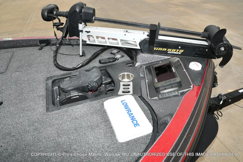 Slide: The Image of 2018 Ranger Z520L CUP boat deck with Minn Kota motor and Lowrance electronics. - 33