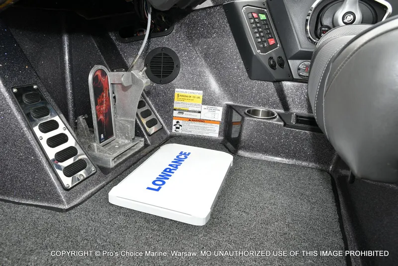 Slide: The Image of Interior of 2018 Ranger Z520L CUP boat with Lowrance equipment and control panel. - 45