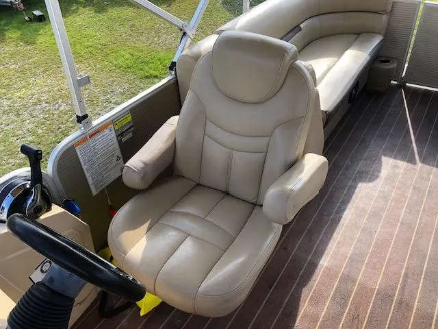 Slide: The Image of Captain's chair on 2020 Sweetwater 2286 boat, beige upholstery, steering wheel visible. - 11