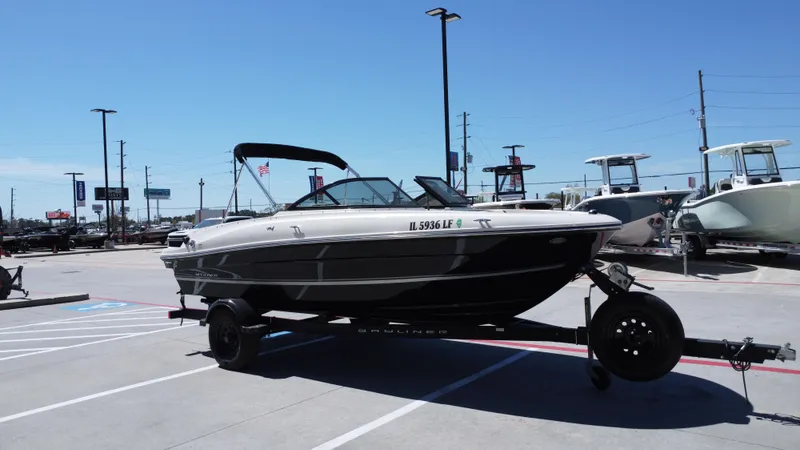 Slide: The Image of Bayliner VR4 2018 - 5