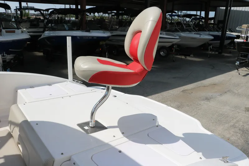 Slide: The Image of Red and white swivel seat on 2014 Chaparral 21 H2O Ski & Fish boat. - 15