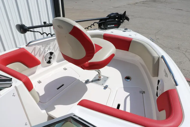 Slide: The Image of 2014 Chaparral 21 H2O Ski & Fish boat interior with red and white seating. - 16