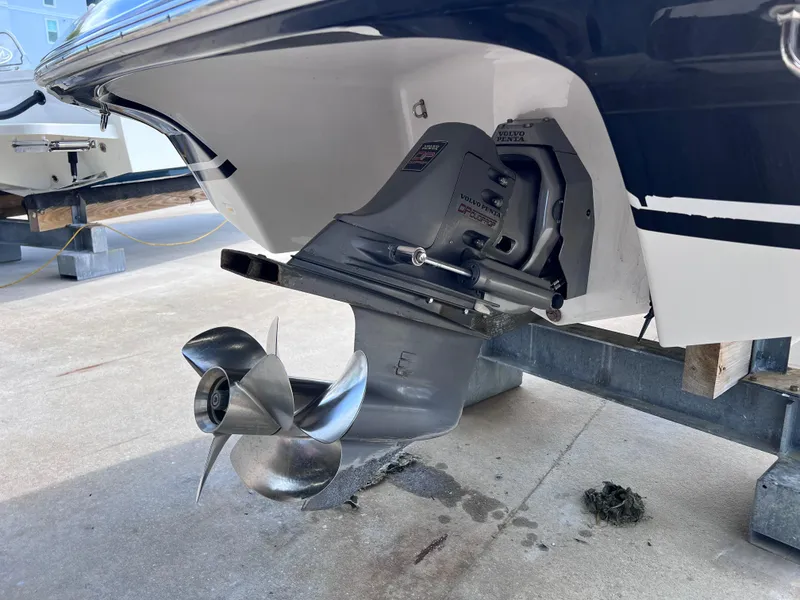 Slide: The Image of 2004 Four Winns 240 Horizon boat propeller and stern drive on display. - 6