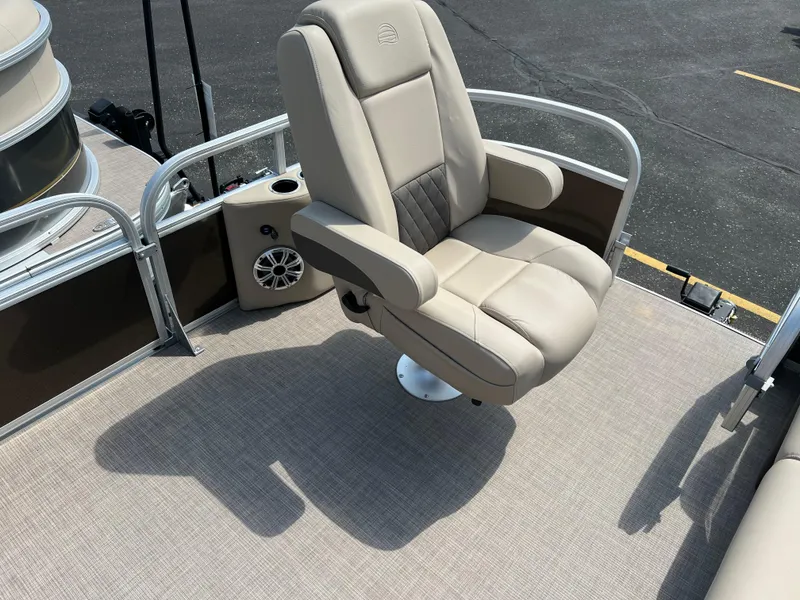 Slide: The Image of Sun Tracker SportFish 20 DLX 2025 - 85