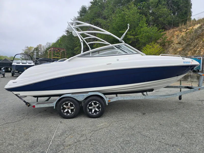 Slide: The Image of 2009 Yamaha Boats AR230 HO on trailer, parked outdoors, side view. - 5