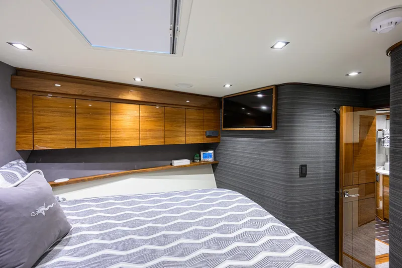 Slide: The Image of Viking 80 A SALT WEAPON - Forward VIP Stateroom - 43