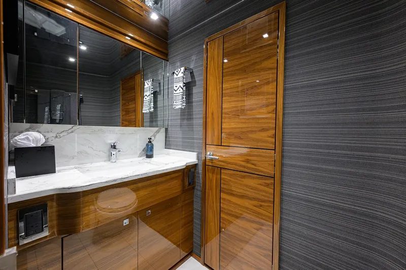 Slide: The Image of Viking 80 A SALT WEAPON - Forward VIP Head - 48