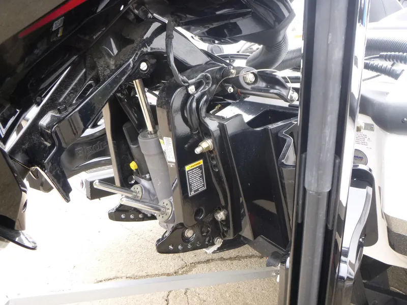 Slide: The Image of 2025 Nitro Z21 XL Pro boat engine mount and hydraulic system. - 30