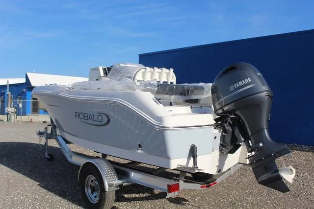 Slide: The Image of Robalo R180 Center Console 2025 - 4