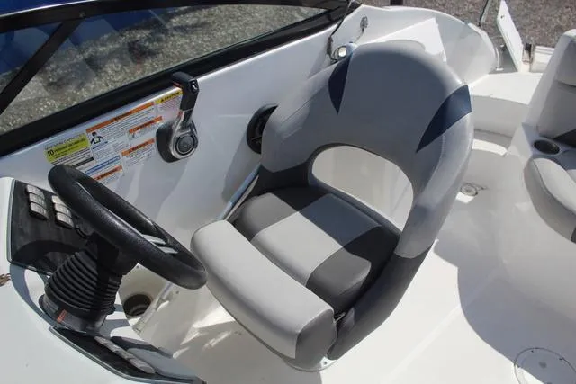 Slide: The Image of Hurricane SunDeck 2200 DC OB 2018 - 16