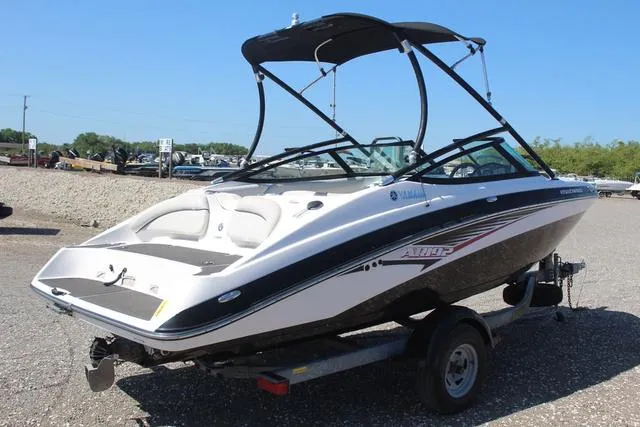 Slide: The Image of 2014 Yamaha Boats AR192 on trailer, sleek design, black and white exterior, sunny day. - 4