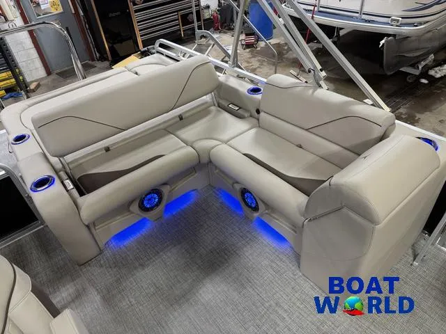 Slide: The Image of Tahoe Sport 2385 Swingback (VRB) Tritoon & Honda 4-Strok 2025 - 17