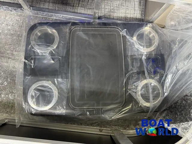 Slide: The Image of Tahoe Sport 2385 Swingback (VRB) Tritoon & Honda 4-Strok 2025 - 25