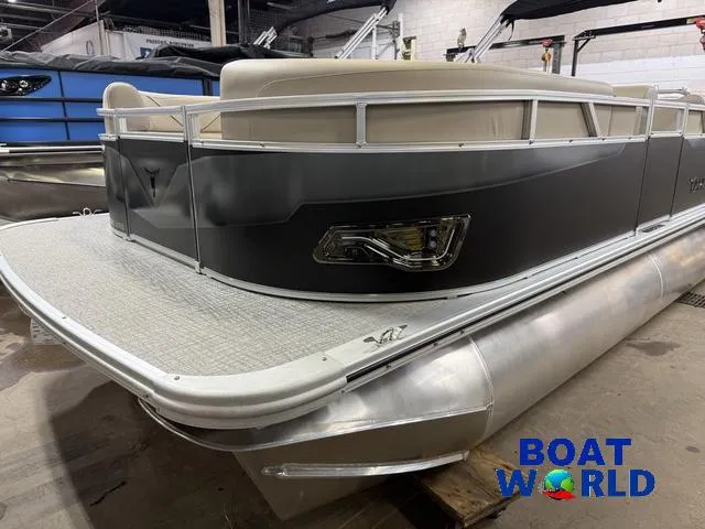 Slide: The Image of Tahoe Sport 2385 Swingback (VRB) Tritoon & Honda 4-Strok 2025 - 38