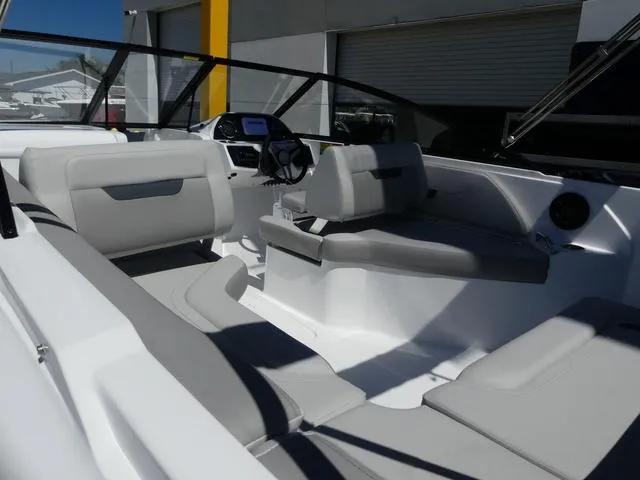 Slide: The Image of Hurricane SunDeck 235 OB 2025 - 12